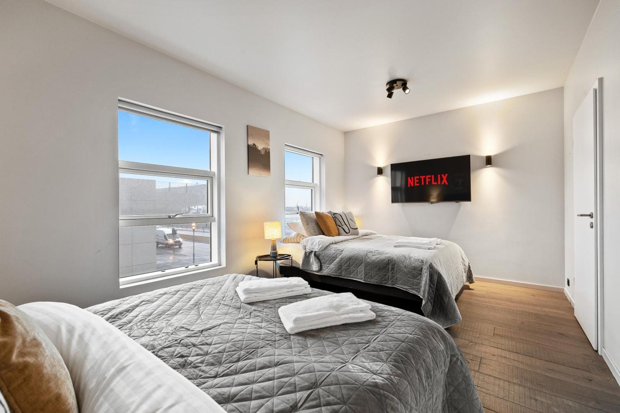 Vibrant Hafnatorg I Spacious Property With Expansive Garage Reykjavik Bagian luar foto