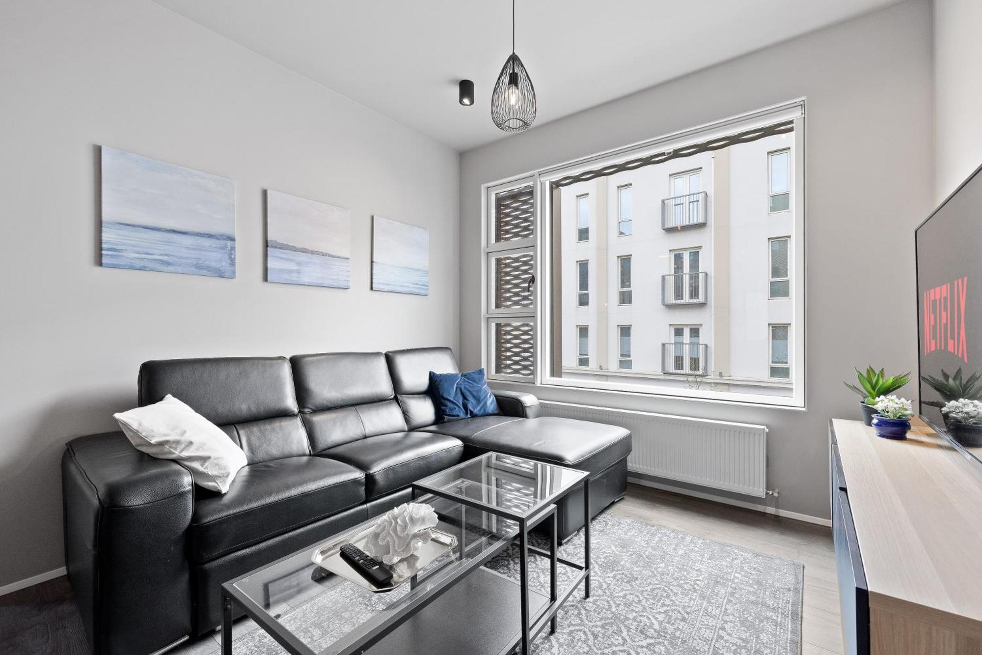 Vibrant Hafnatorg I Spacious Property With Expansive Garage Reykjavik Bagian luar foto