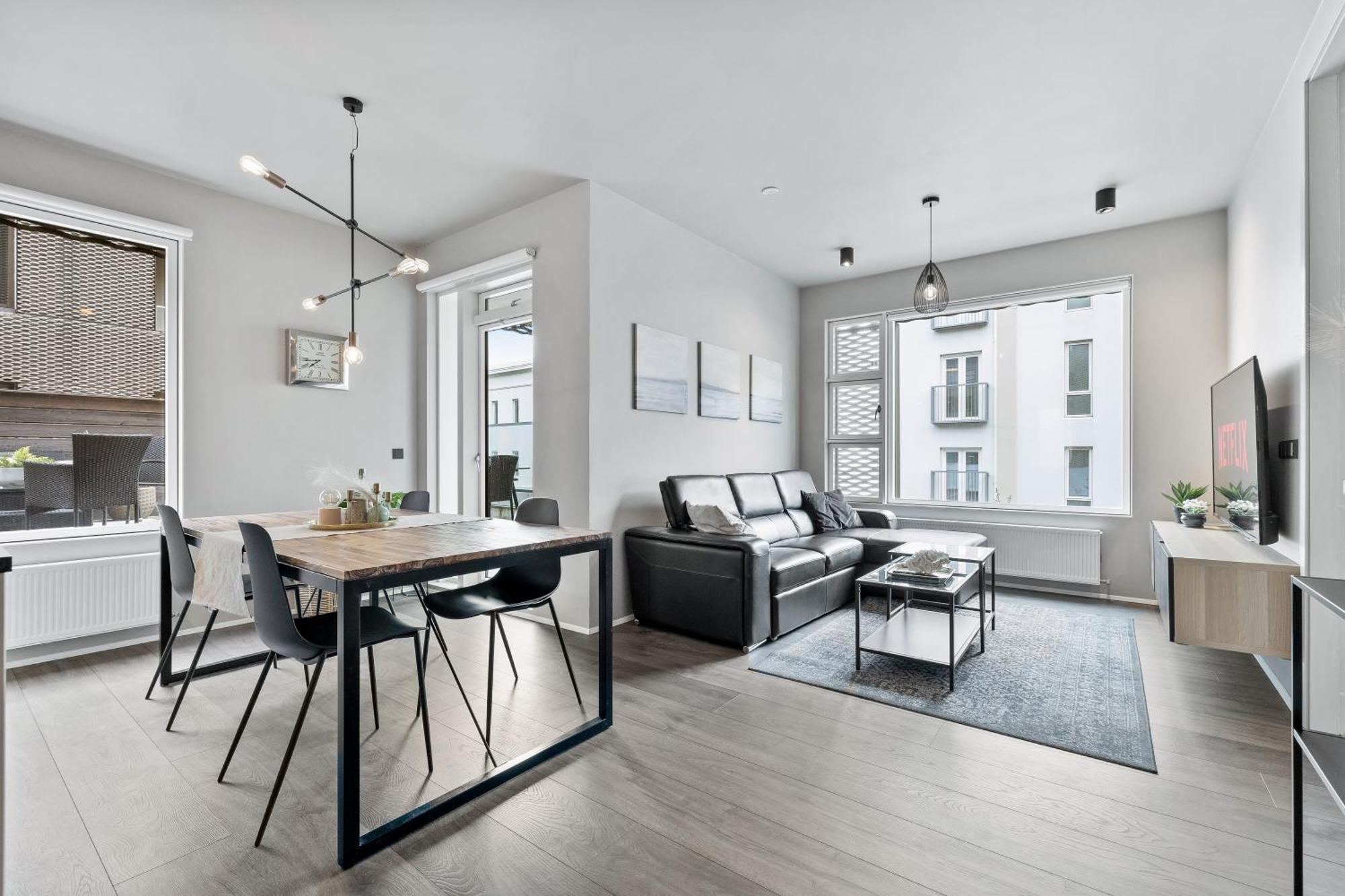 Vibrant Hafnatorg I Spacious Property With Expansive Garage Reykjavik Bagian luar foto