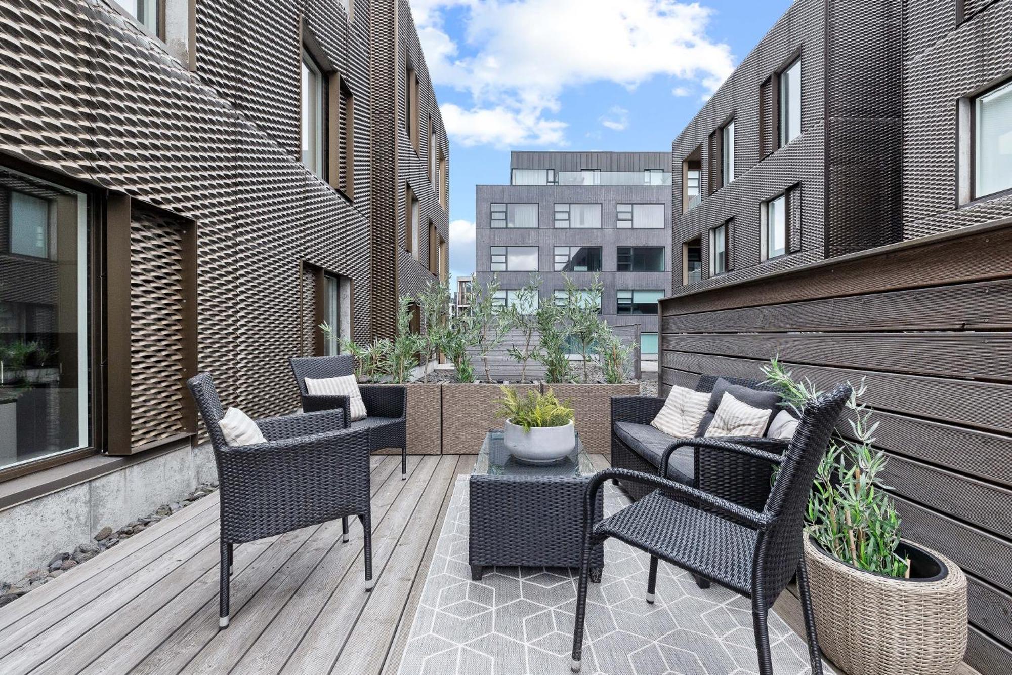 Vibrant Hafnatorg I Spacious Property With Expansive Garage Reykjavik Bagian luar foto