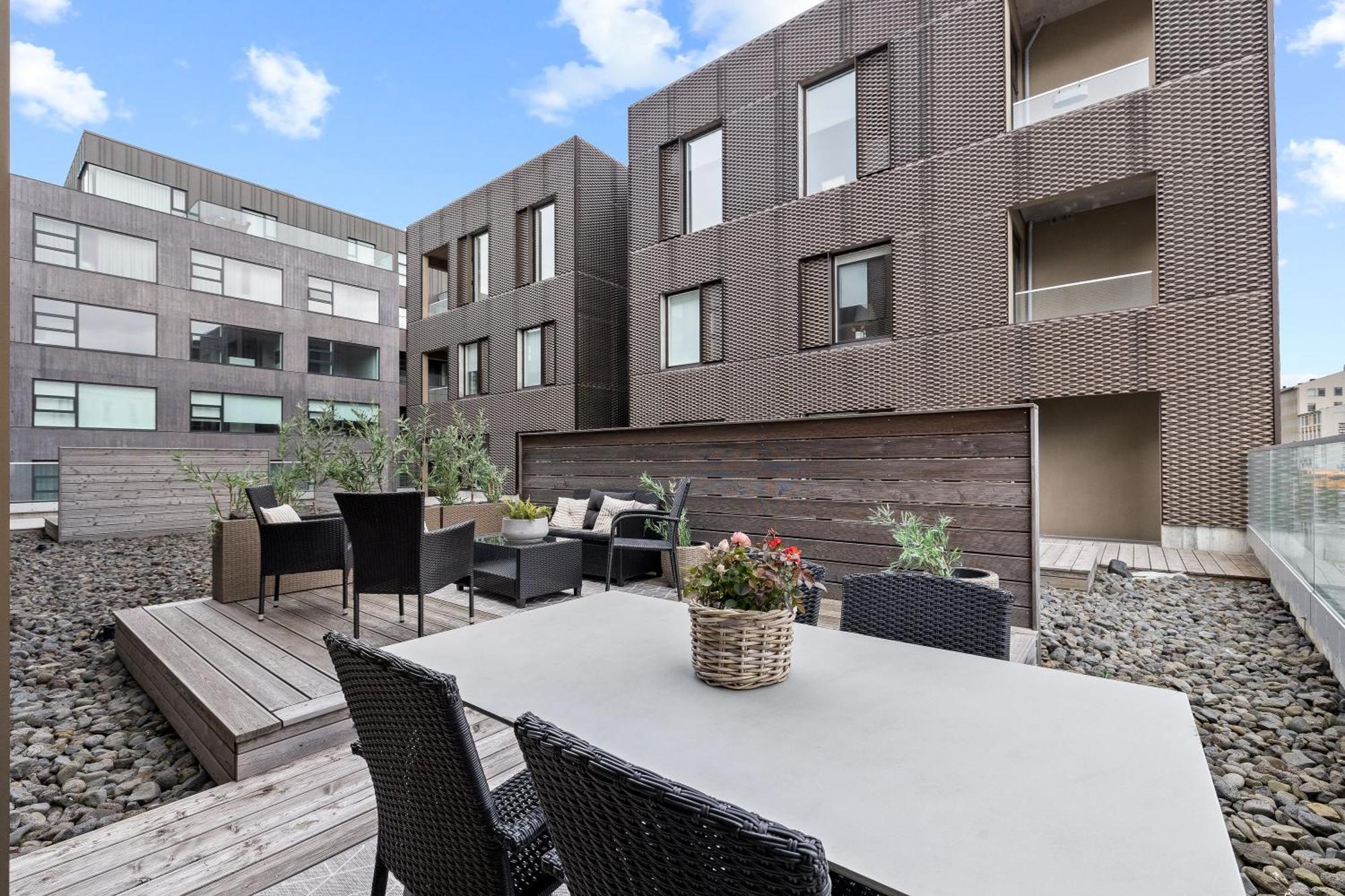 Vibrant Hafnatorg I Spacious Property With Expansive Garage Reykjavik Bagian luar foto