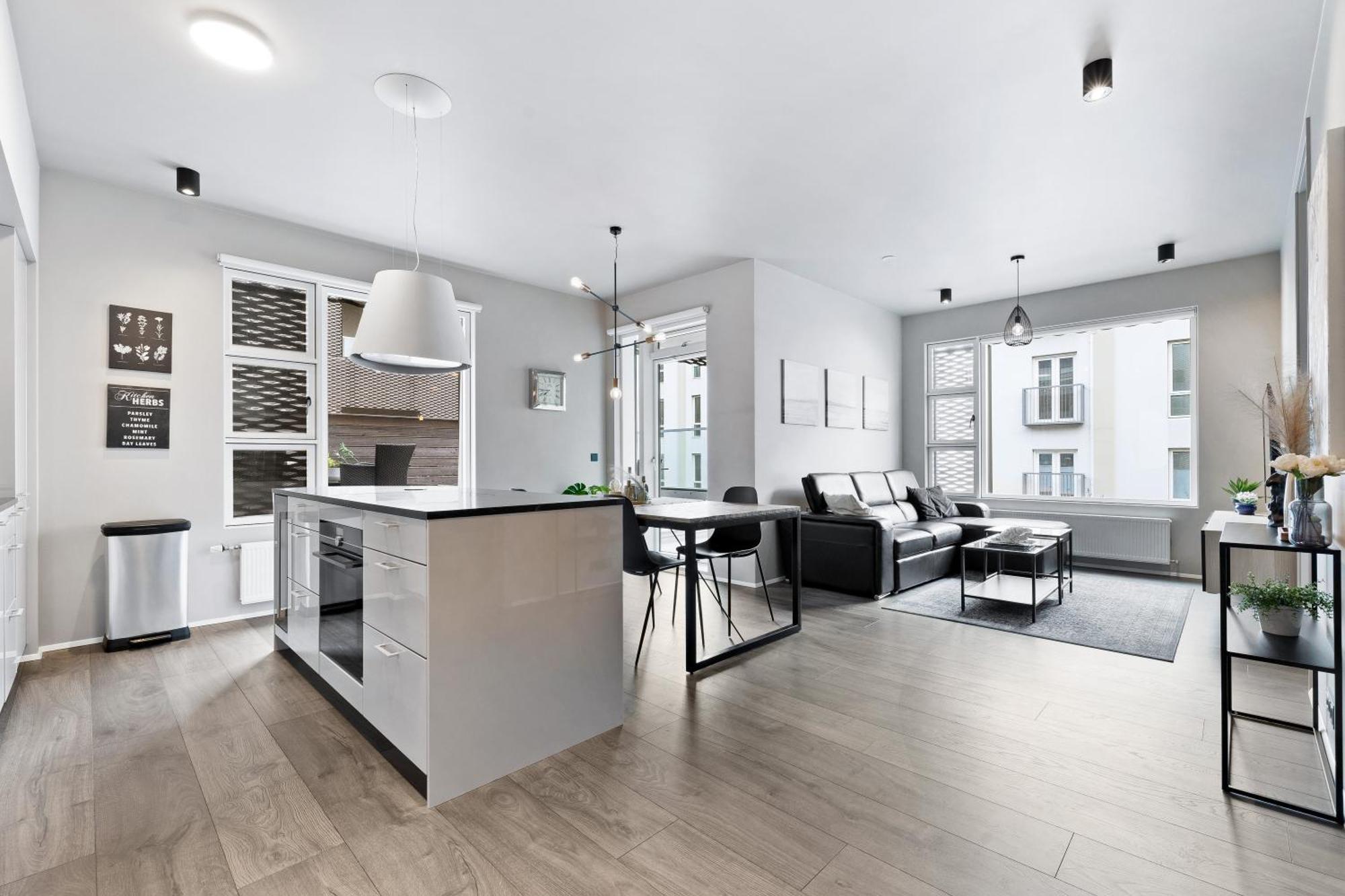 Vibrant Hafnatorg I Spacious Property With Expansive Garage Reykjavik Bagian luar foto