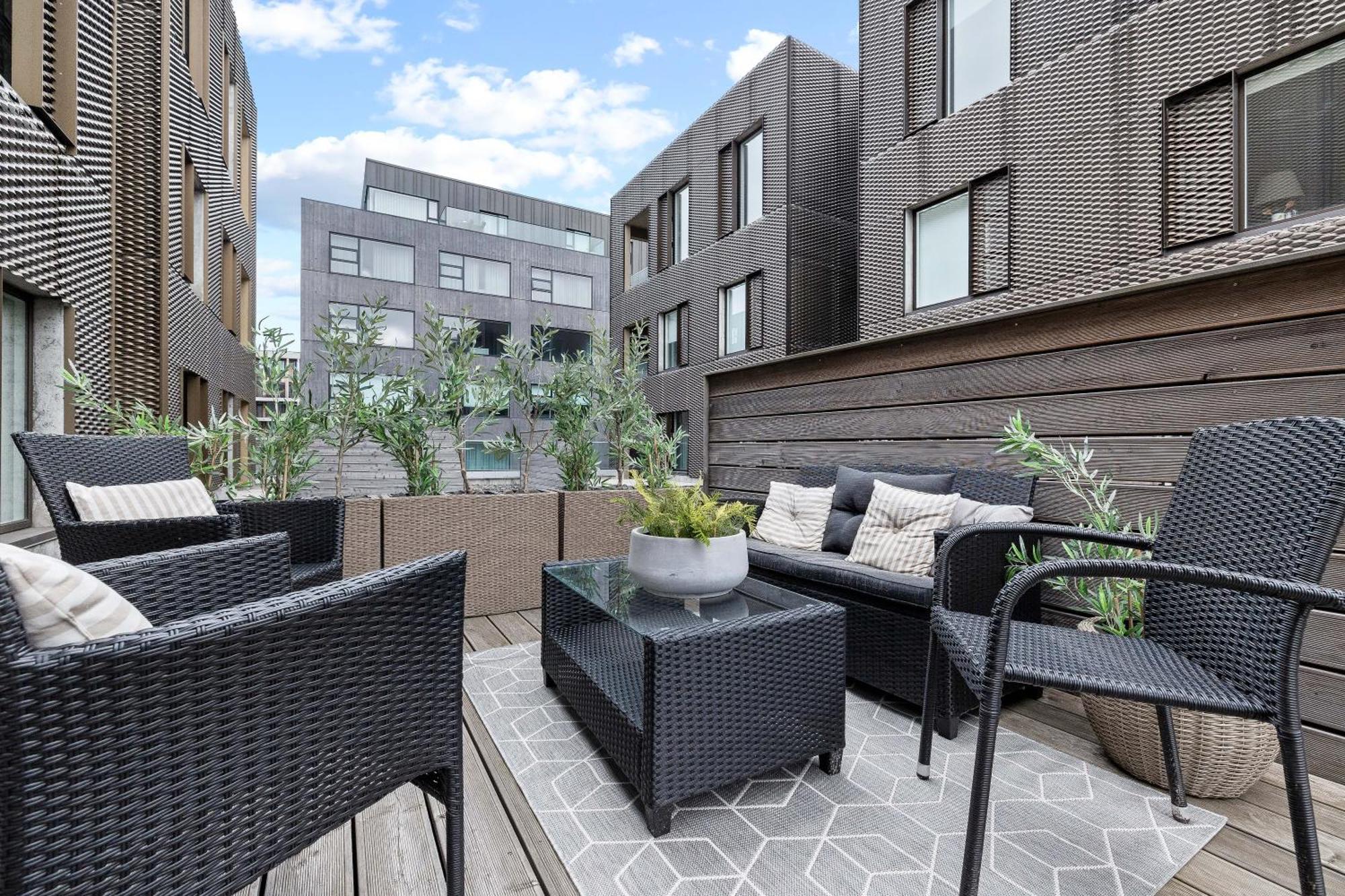 Vibrant Hafnatorg I Spacious Property With Expansive Garage Reykjavik Bagian luar foto