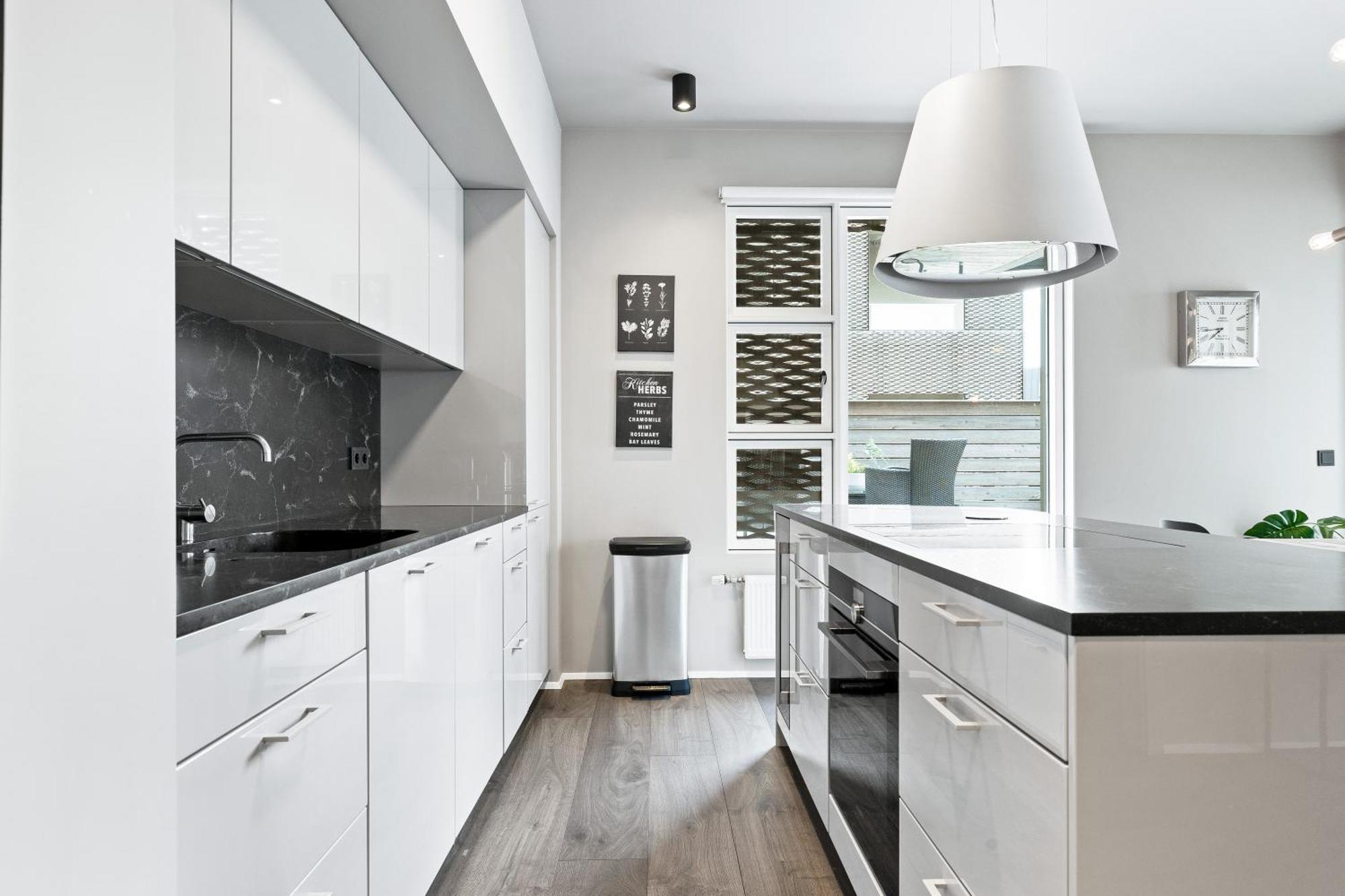 Vibrant Hafnatorg I Spacious Property With Expansive Garage Reykjavik Bagian luar foto