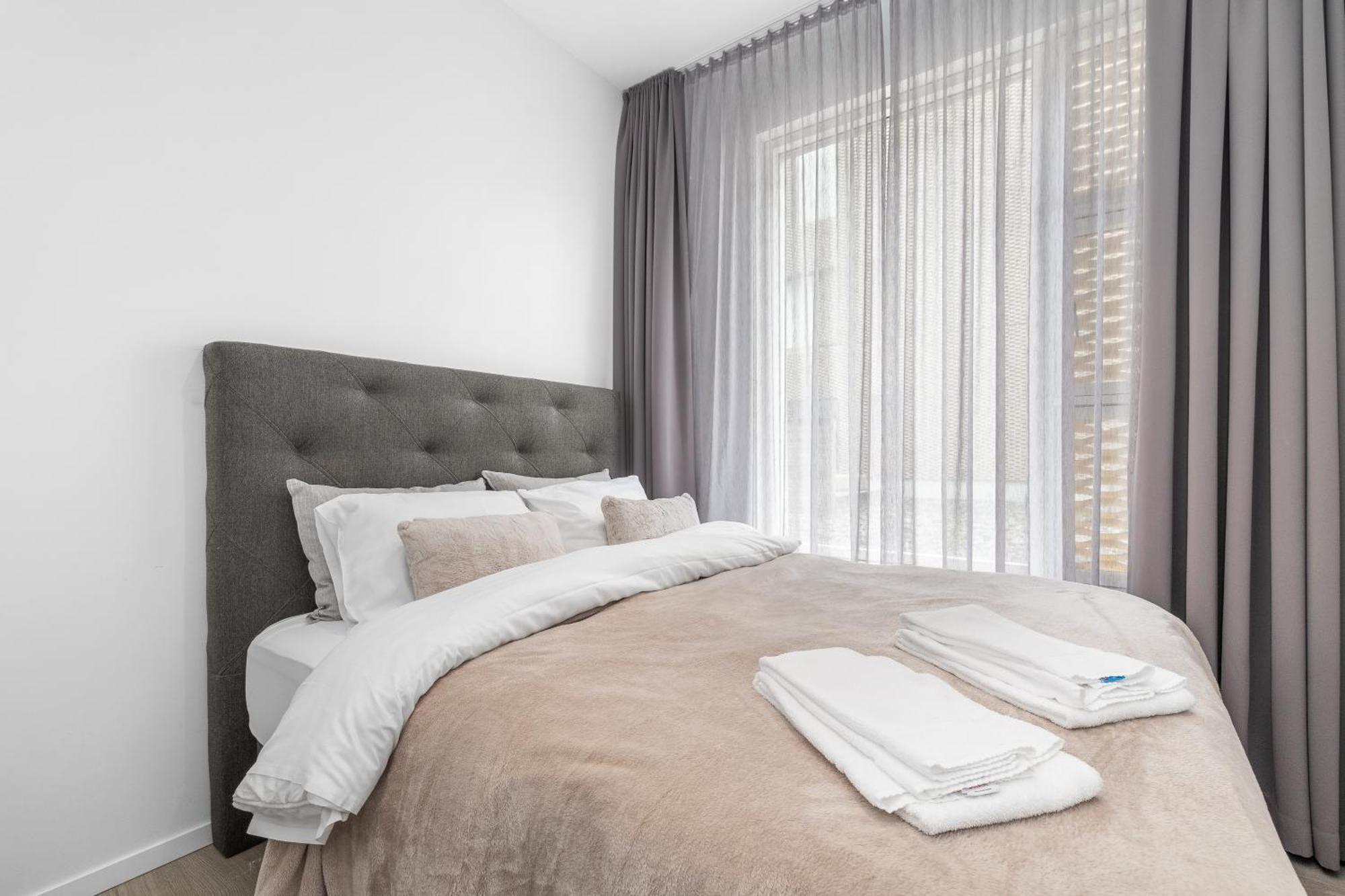 Vibrant Hafnatorg I Spacious Property With Expansive Garage Reykjavik Bagian luar foto