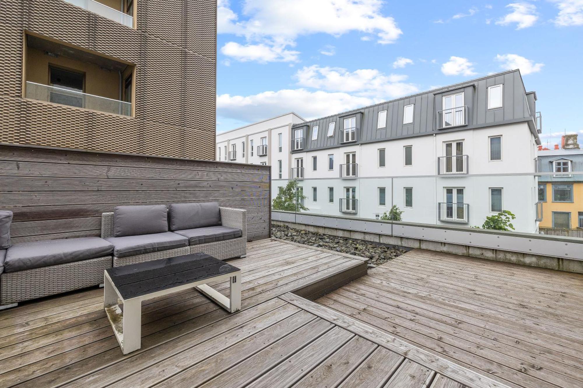 Vibrant Hafnatorg I Spacious Property With Expansive Garage Reykjavik Bagian luar foto