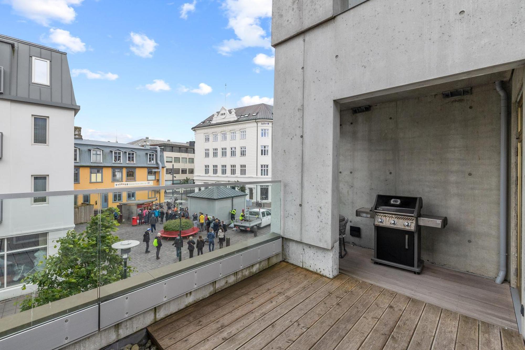 Vibrant Hafnatorg I Spacious Property With Expansive Garage Reykjavik Bagian luar foto