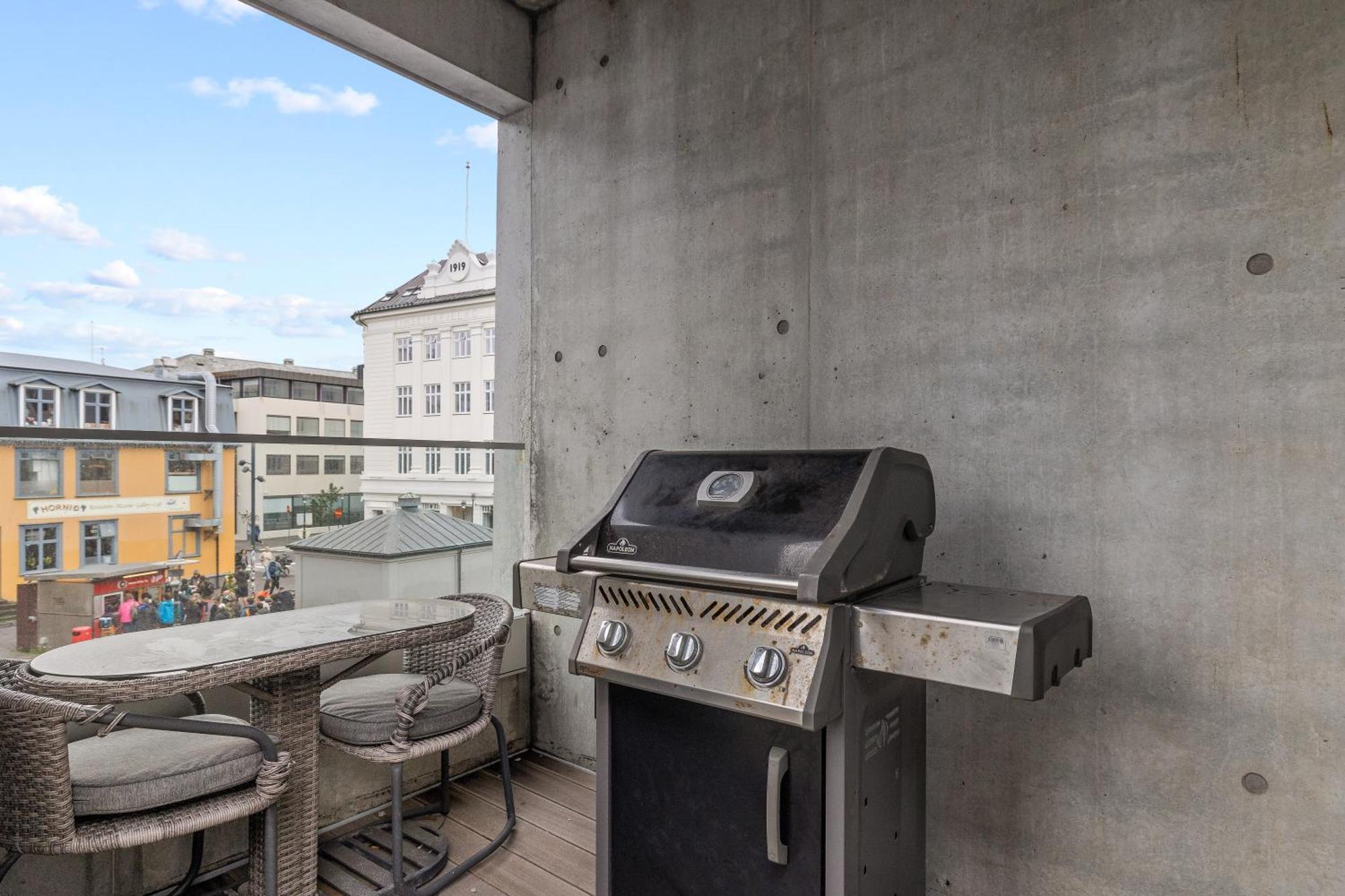 Vibrant Hafnatorg I Spacious Property With Expansive Garage Reykjavik Bagian luar foto
