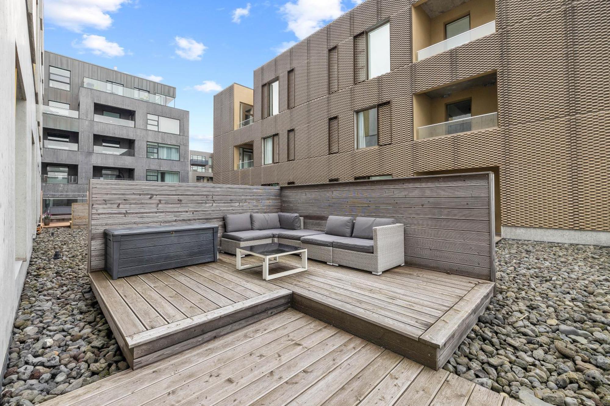 Vibrant Hafnatorg I Spacious Property With Expansive Garage Reykjavik Bagian luar foto