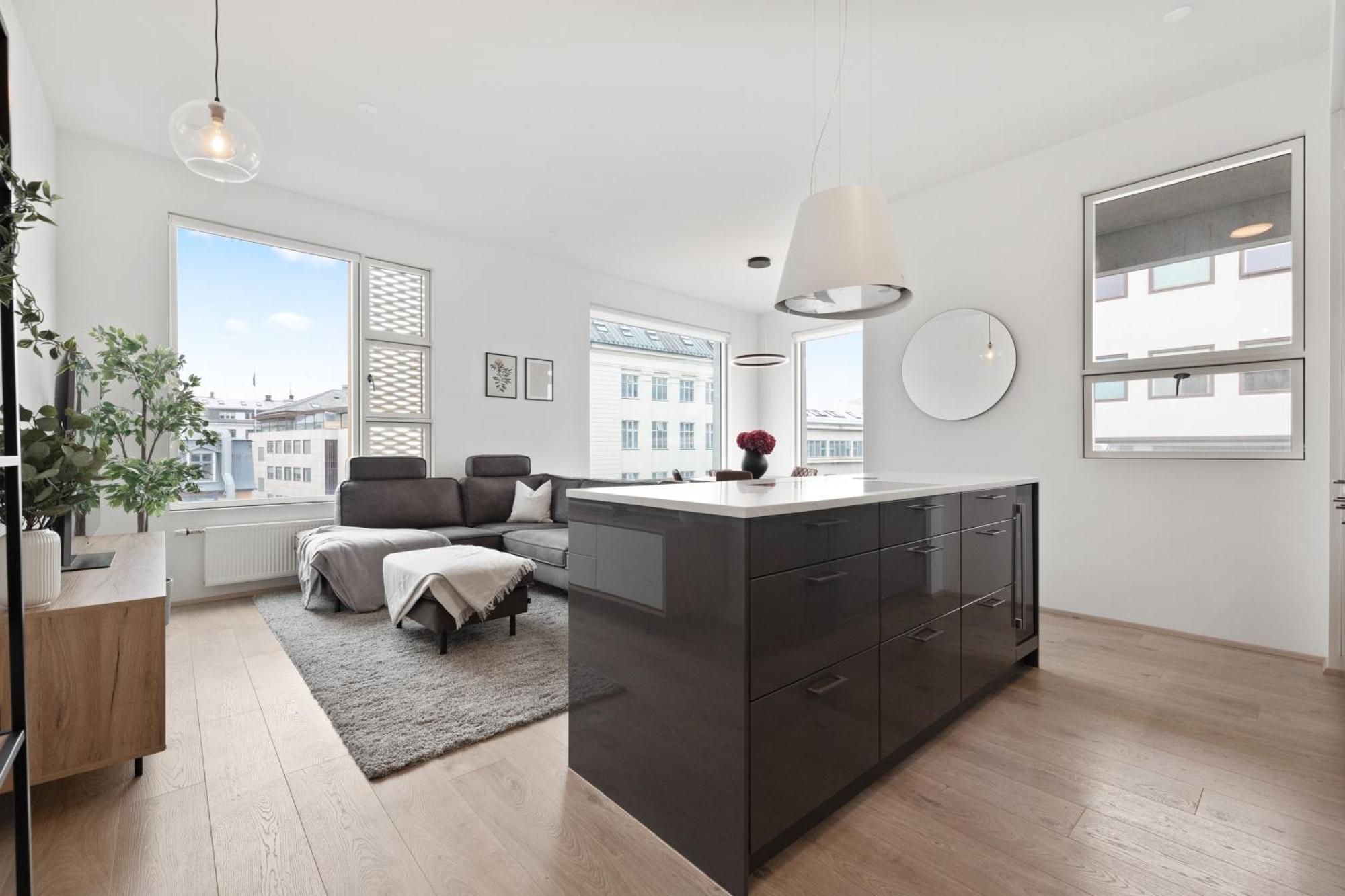 Vibrant Hafnatorg I Spacious Property With Expansive Garage Reykjavik Bagian luar foto