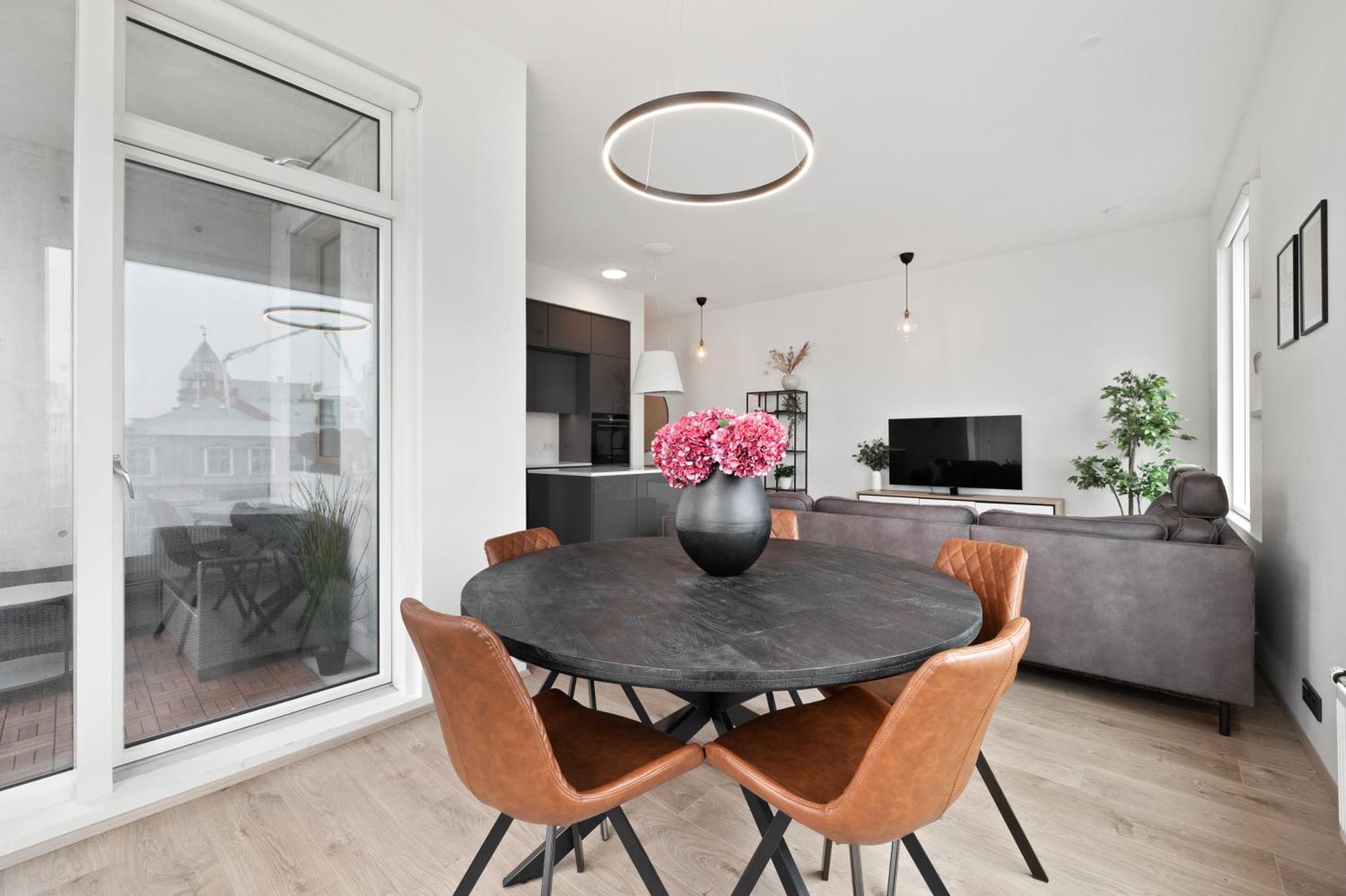 Vibrant Hafnatorg I Spacious Property With Expansive Garage Reykjavik Bagian luar foto