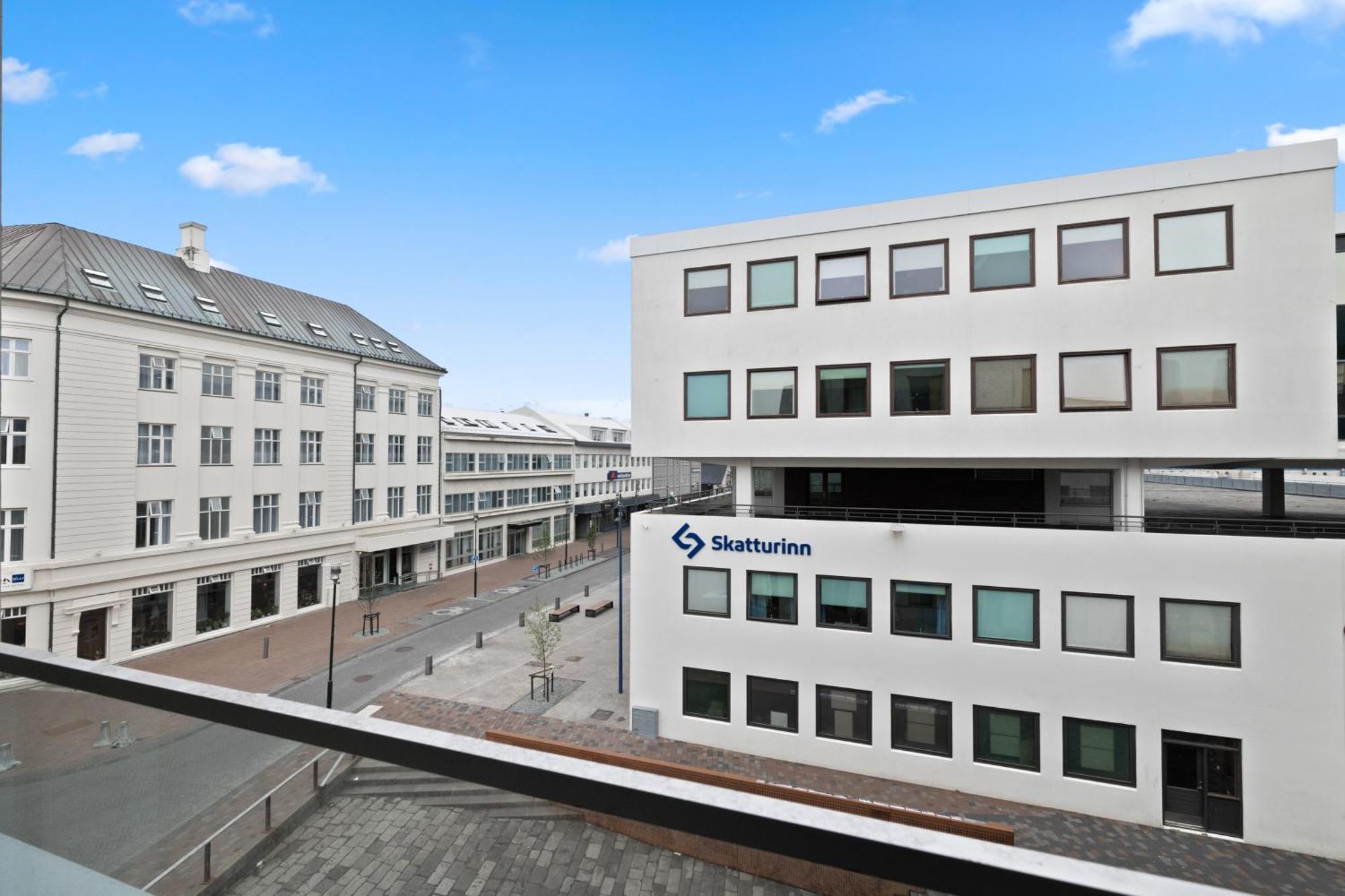 Vibrant Hafnatorg I Spacious Property With Expansive Garage Reykjavik Bagian luar foto