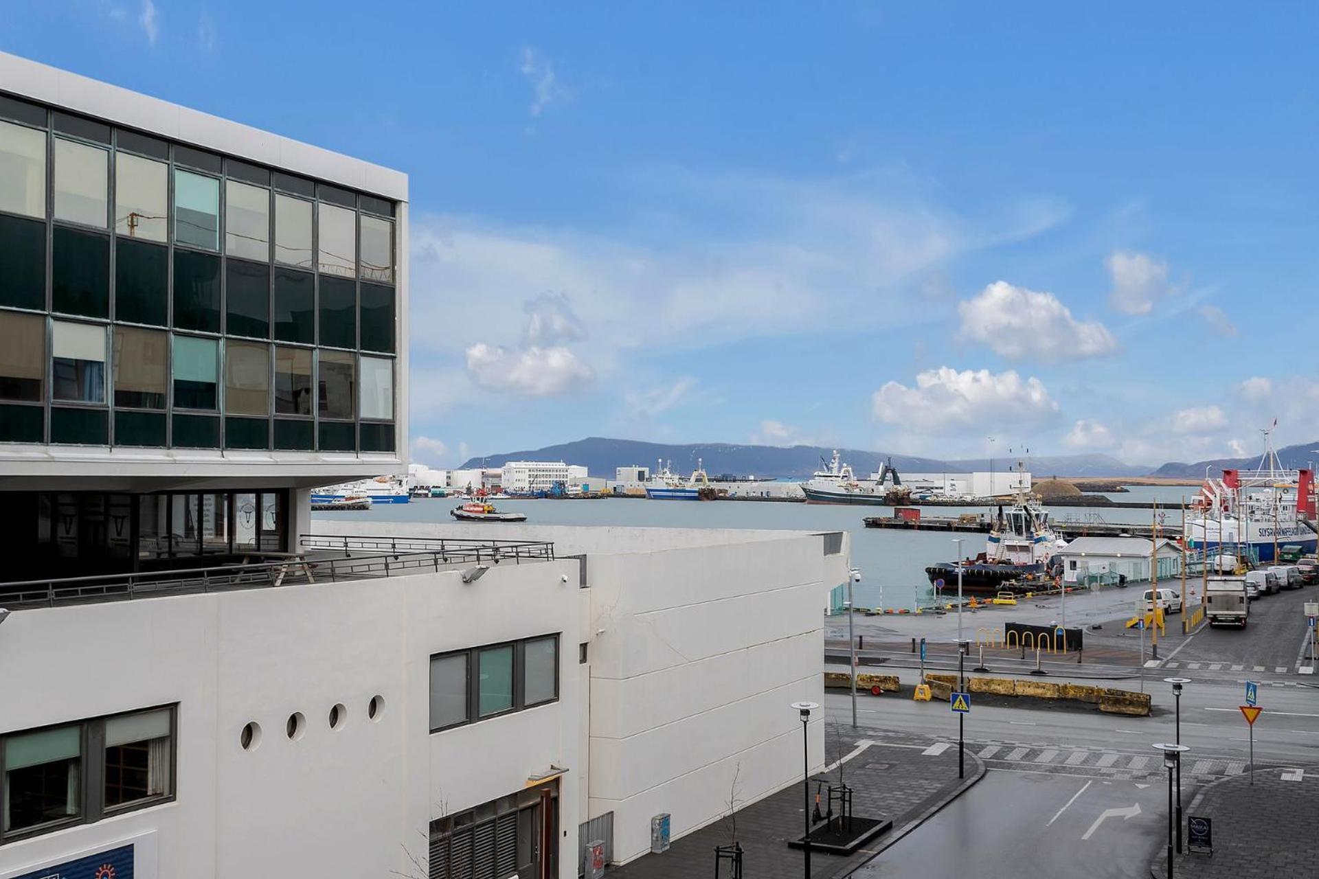 Vibrant Hafnatorg I Spacious Property With Expansive Garage Reykjavik Bagian luar foto