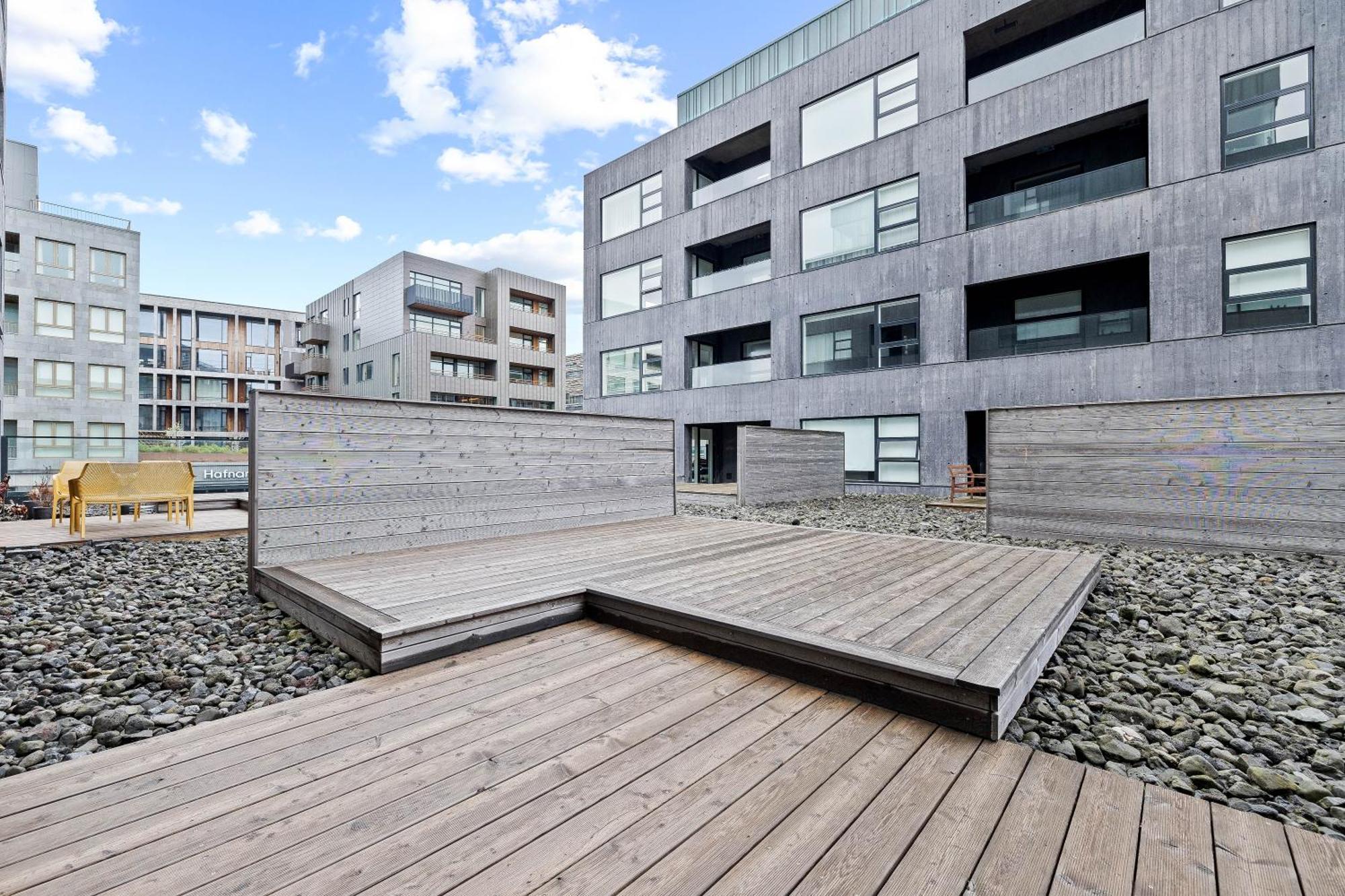 Vibrant Hafnatorg I Spacious Property With Expansive Garage Reykjavik Bagian luar foto