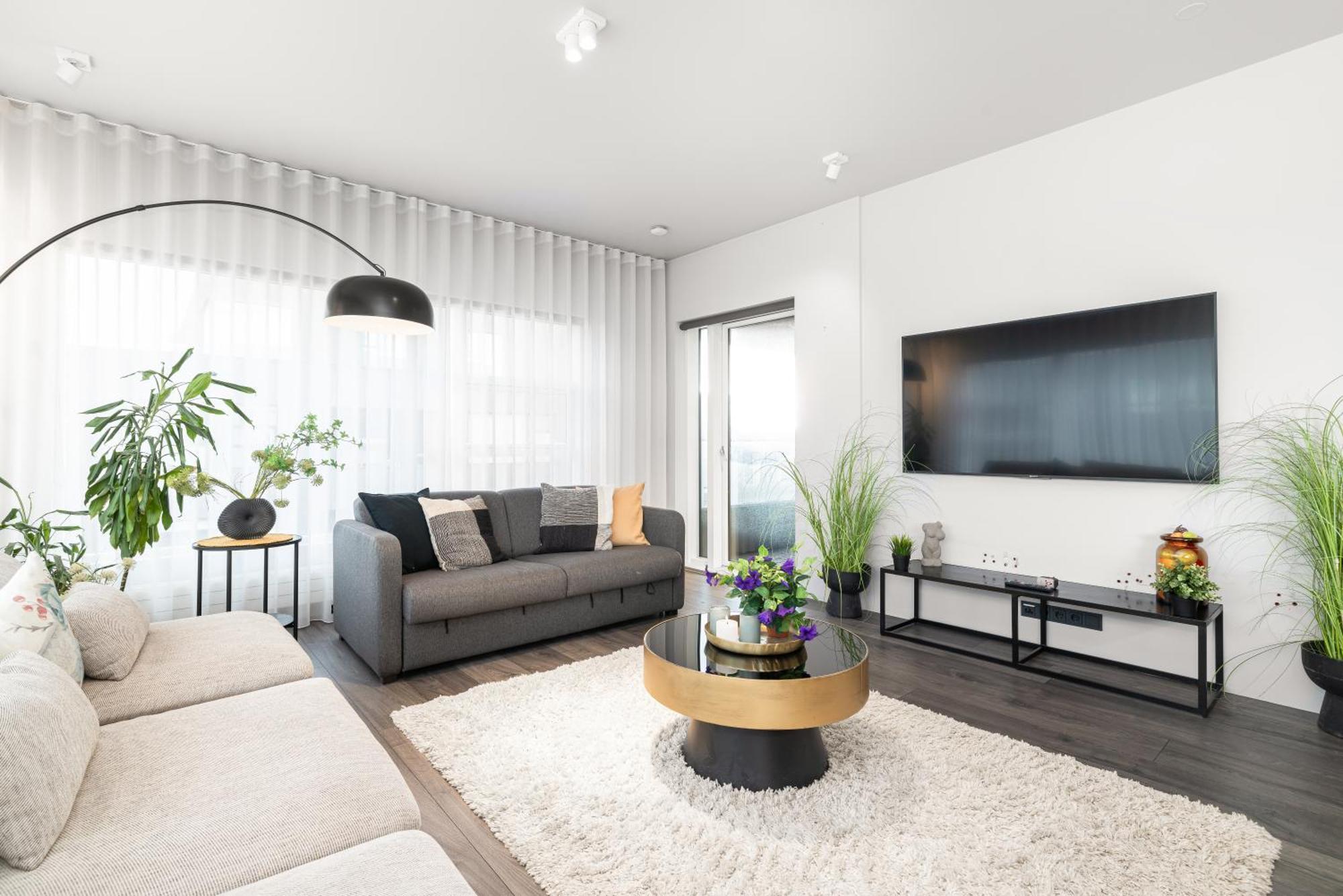 Vibrant Hafnatorg I Spacious Property With Expansive Garage Reykjavik Bagian luar foto