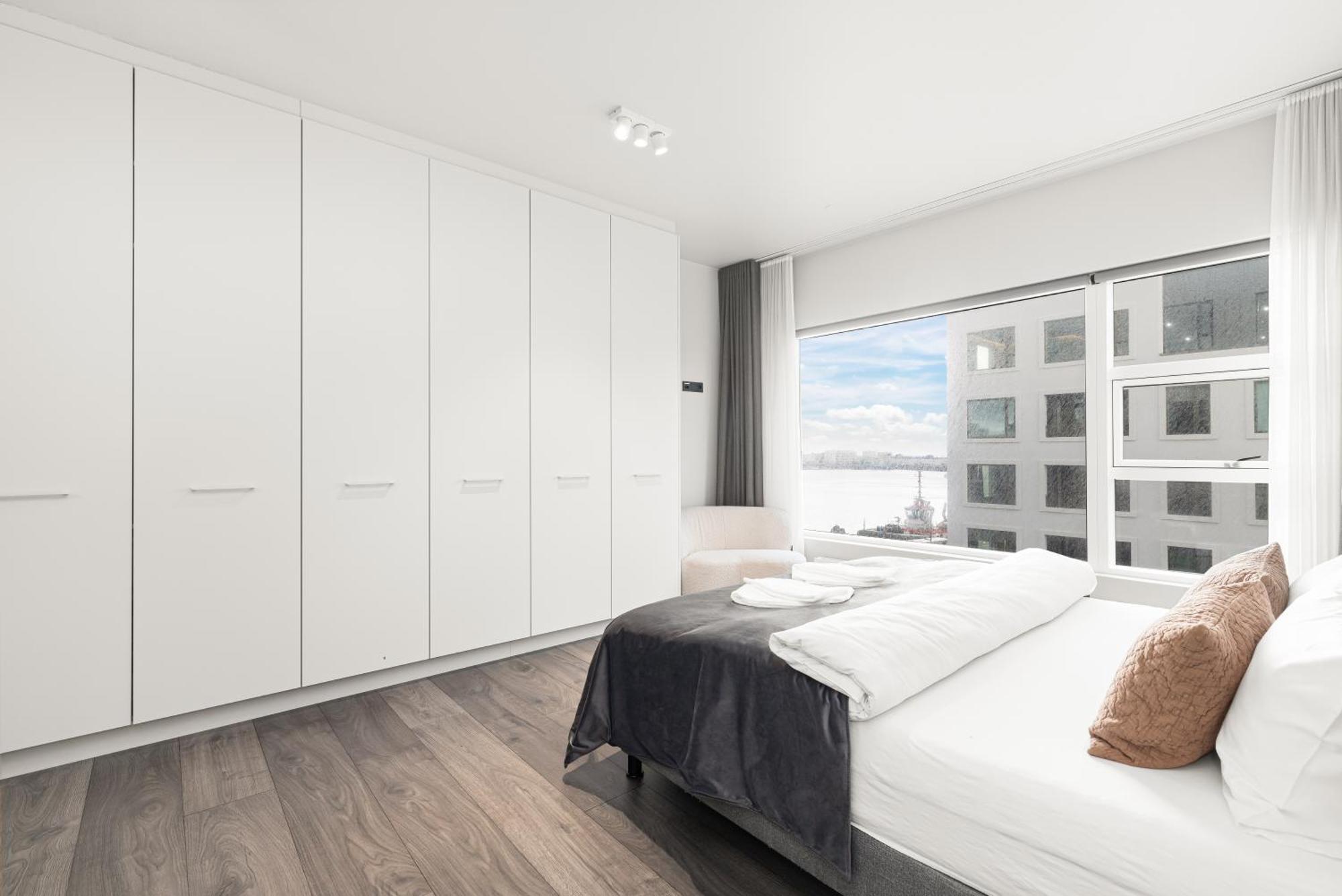 Vibrant Hafnatorg I Spacious Property With Expansive Garage Reykjavik Bagian luar foto